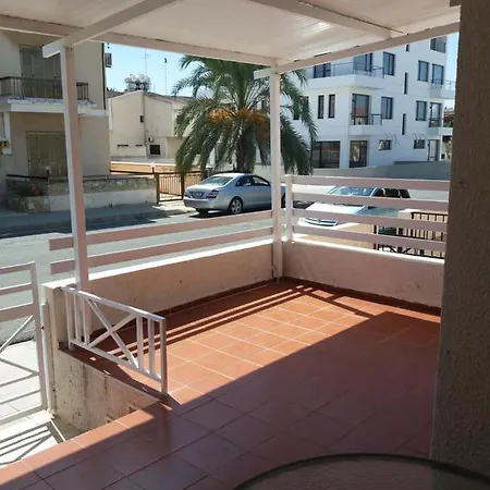Girasol Beach Apartment 200M From Yanathes Beach لارنكا