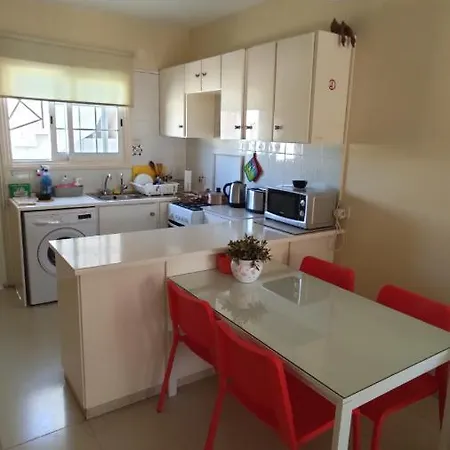 Girasol Beach Apartment 200M From Yanathes Beach * لارنكا