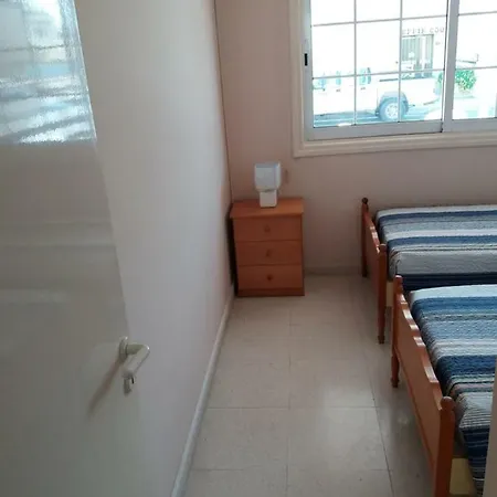 Girasol Beach Apartment 200M From Yanathes Beach لارنكا